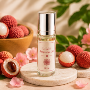 שמן בושם ליצ'י (Litchi Fragrance Oil) בבקבוק רול-און שקוף 10 מ"ל על רקע פירות ליצ'י, פרחים ועלווה ירוקה, מסדרת שמני הבושם ההודיים של Natura-li.